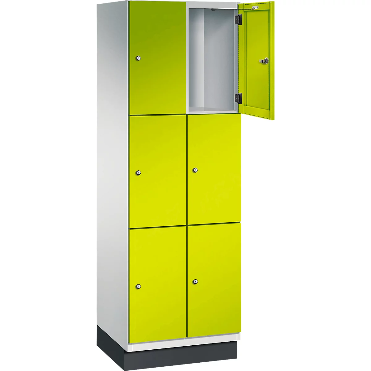 Schrank mit sechs neon-gelben Türen, eine Tür ist geöffnet. Der Schrank steht vor weißem Hintergrund.