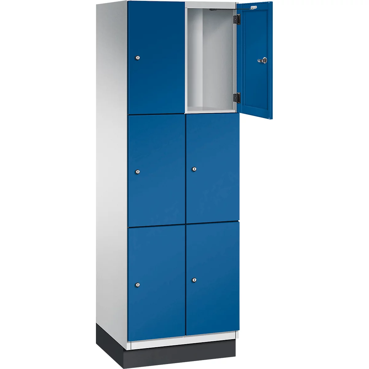 Schrank mit blauen Türen, eine davon geöffnet. Innenraum weiß, restliche Türen geschlossen.