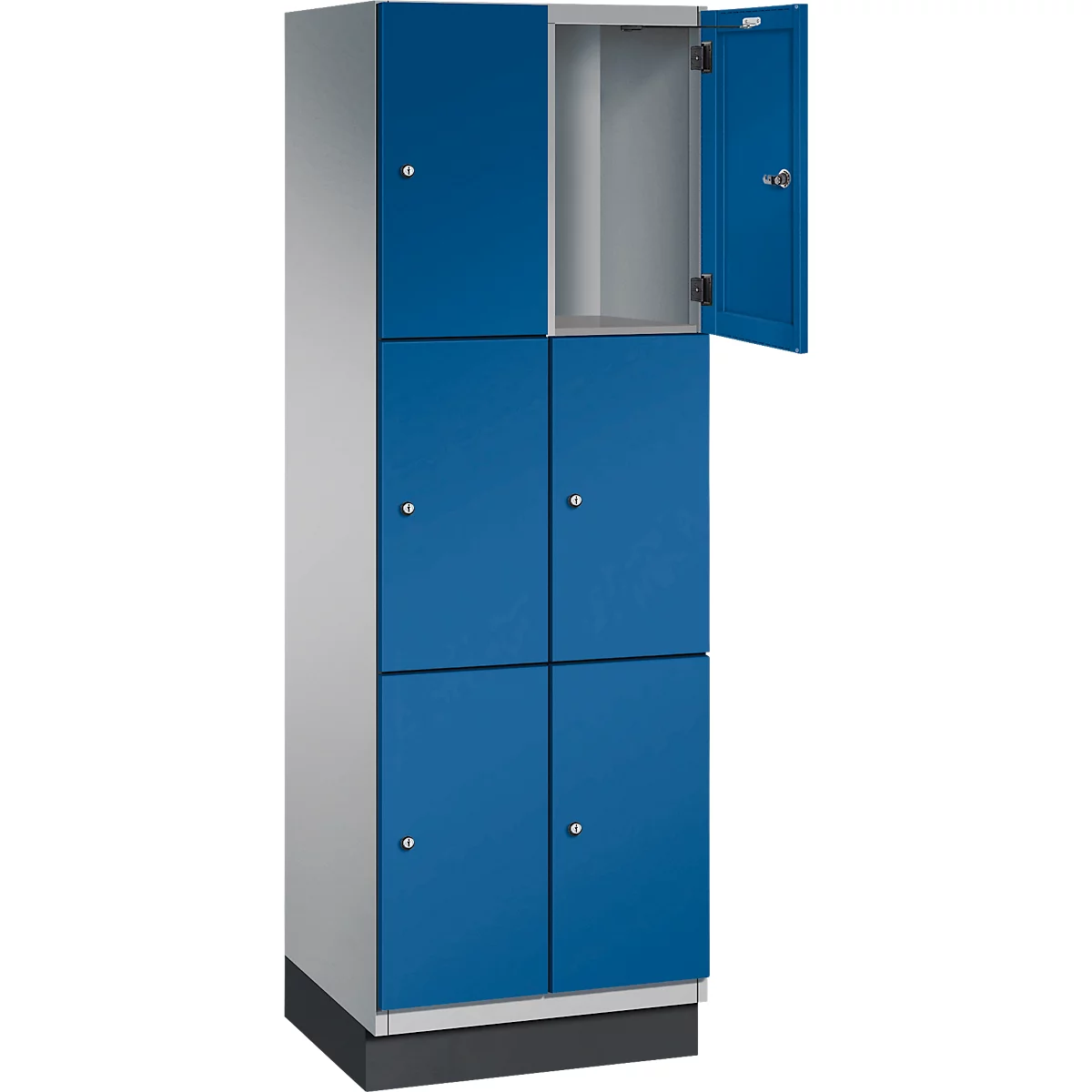 Blauer Schrank mit sechs Fächern, eine Tür ist geöffnet. Graue Seiten und Rückwand, schwarzer Sockel.