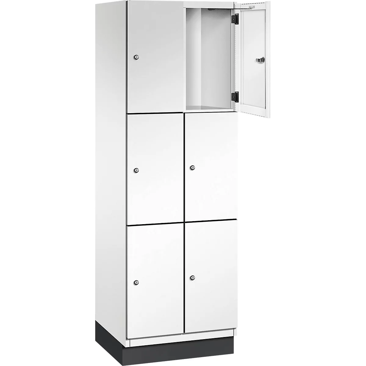 Weißer Spind mit sechs Fächern, eines geöffnet. Die Tür des geöffneten Faches ist nach außen geöffnet.