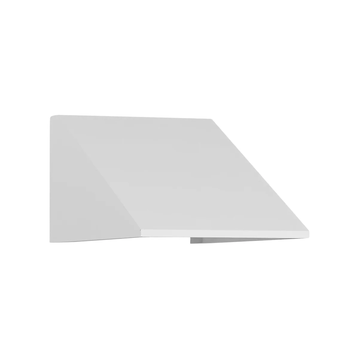 Eine weiße Küchenhaube im Winkel, die an der Wand befestigt ist. Eine rechteckige Form mit abgeschrägtem Dach. 