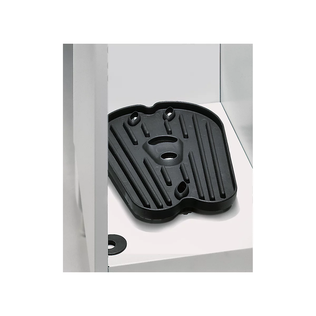 Schwarze Kunststoffwanne mit Rillen und Aussparungen, in weißem Schrank. Unter der Wanne eine schwarze Unterlegscheibe.