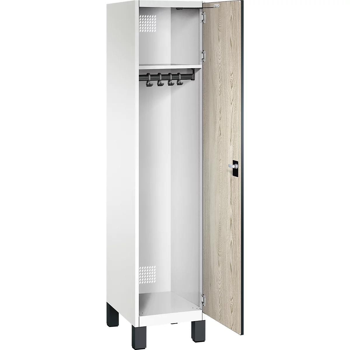 Weißer Spind mit offener, holzfarbener Tür. Innen sind Haken und ein Regal zu sehen.