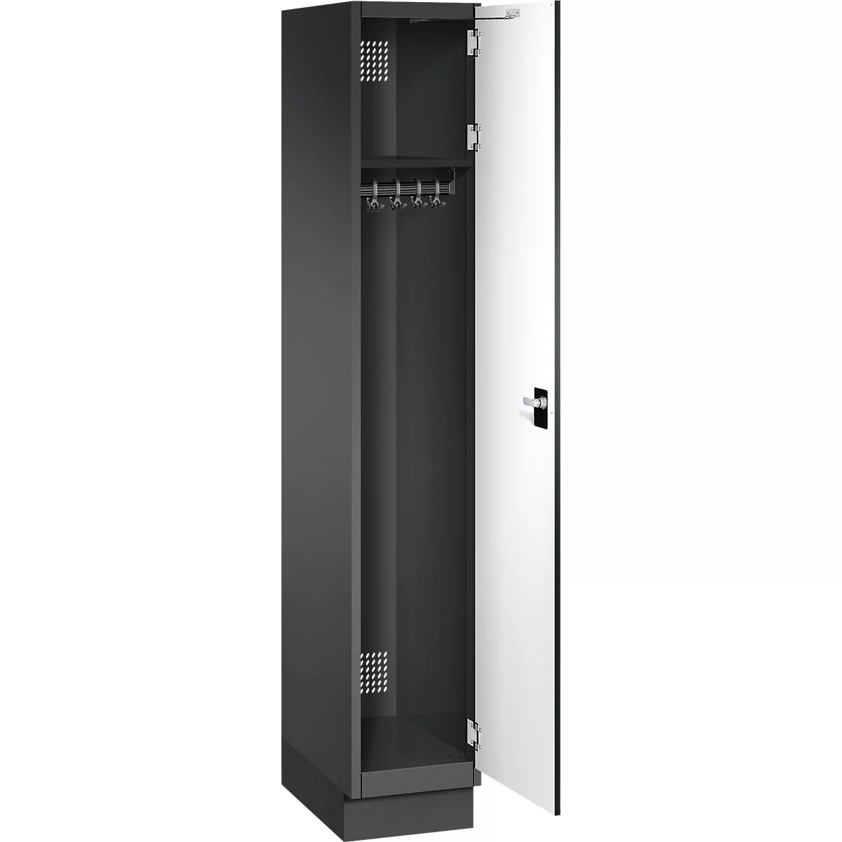 Offener schwarzer Schrank mit weißer Tür. Innen sind eine Kleiderstange und kleine Lüftungslöcher zu sehen.