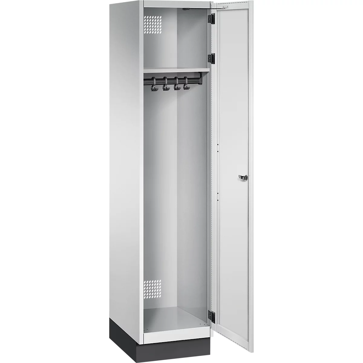 Offener, weißer Stahlschrank mit Kleiderstange und Haken, Tür rechts geöffnet, schwarzer Sockel.