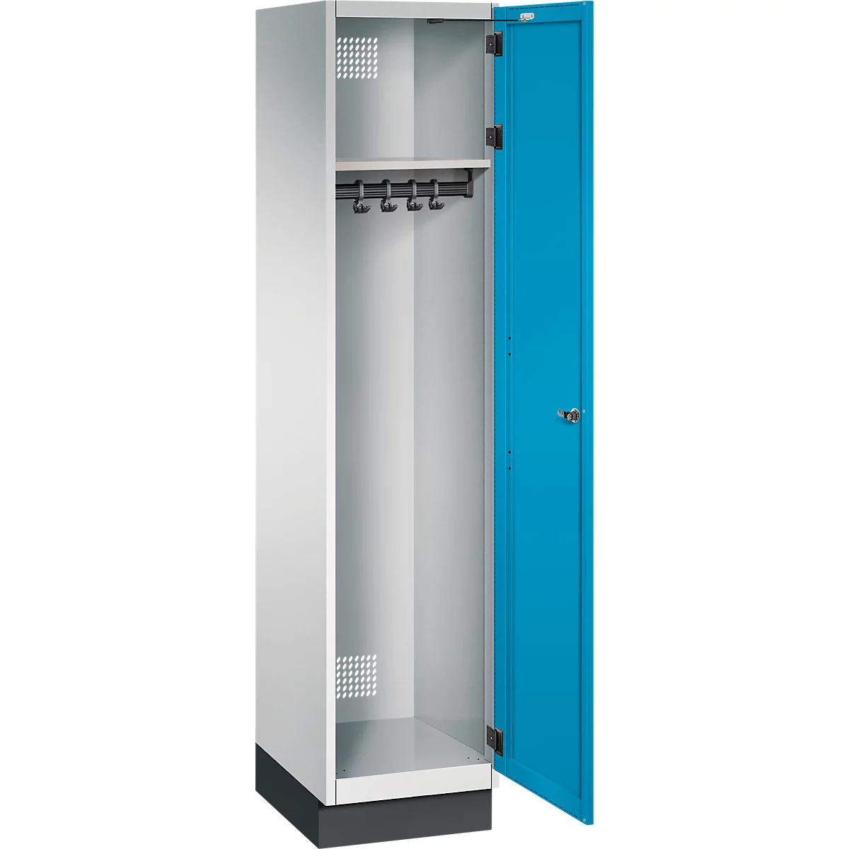 Ein leerer, halb offener Stahlschrank mit blau lackierter Tür. Hakenleiste und Lüftungslöcher sind sichtbar.