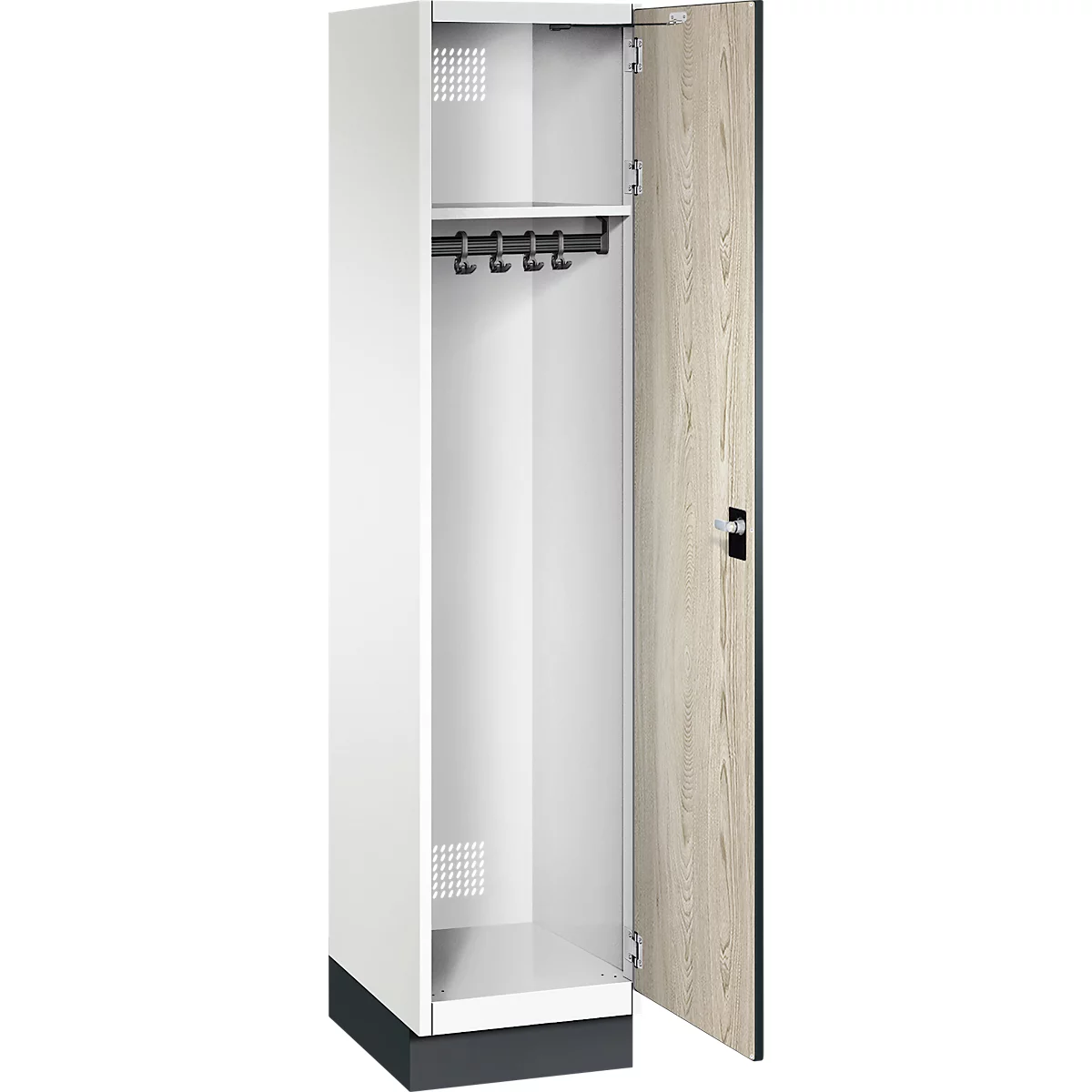 Weißer Spind, offene Holztür, Hakenleiste innen.