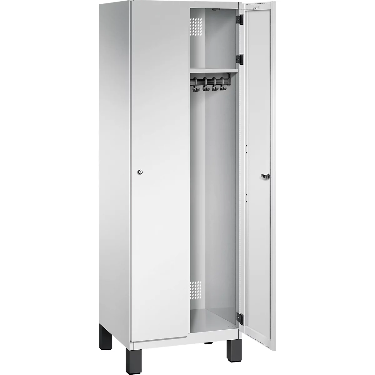 Ein weißer Metall-Spind, eine Tür offen, Haken und Ablage sichtbar. Schwarze Füße.