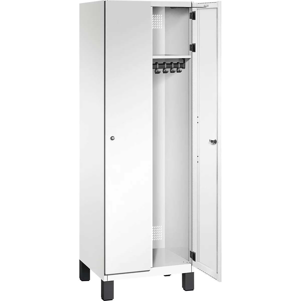 Weißer Metallschrank, eine Tür geöffnet, andere geschlossen, Kleiderhaken im Inneren.