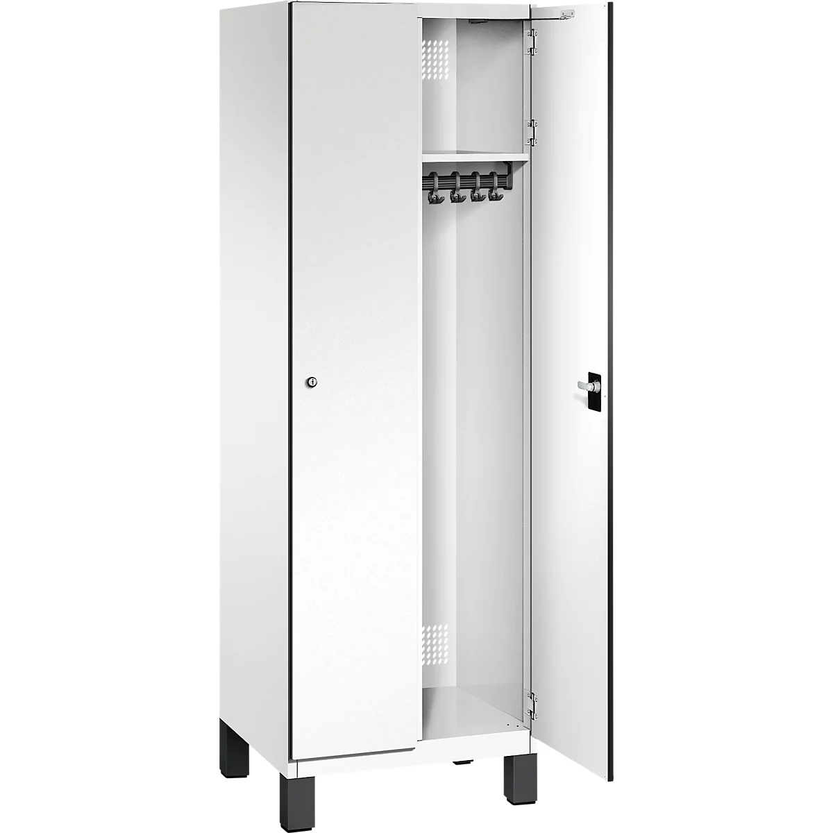 Weißer Schrank, eine Tür geöffnet, die andere geschlossen. Im Inneren befinden sich Haken für Kleidung und ein Regal.