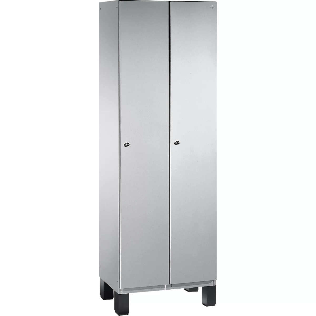 Grauer Schrank mit zwei Türen und kleinen Griffen, steht auf schwarzen Füßen.