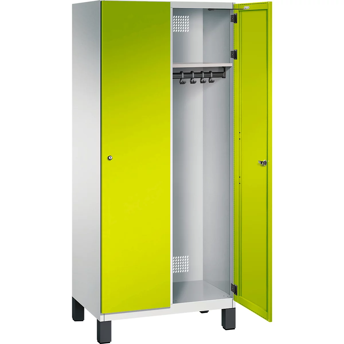 Ein zweitüriger, weiß-grüner Spind, eine Tür ist geöffnet. Innen Regal und Kleiderhaken.