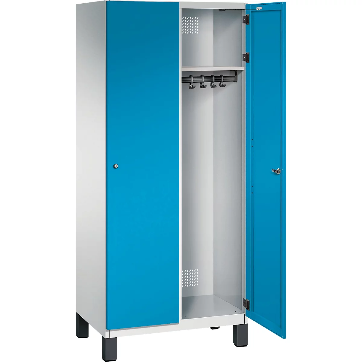 Offener blauer und weißer Spind, Kleiderstange mit Haken, graue Einlegeböden, dunkle Füße.