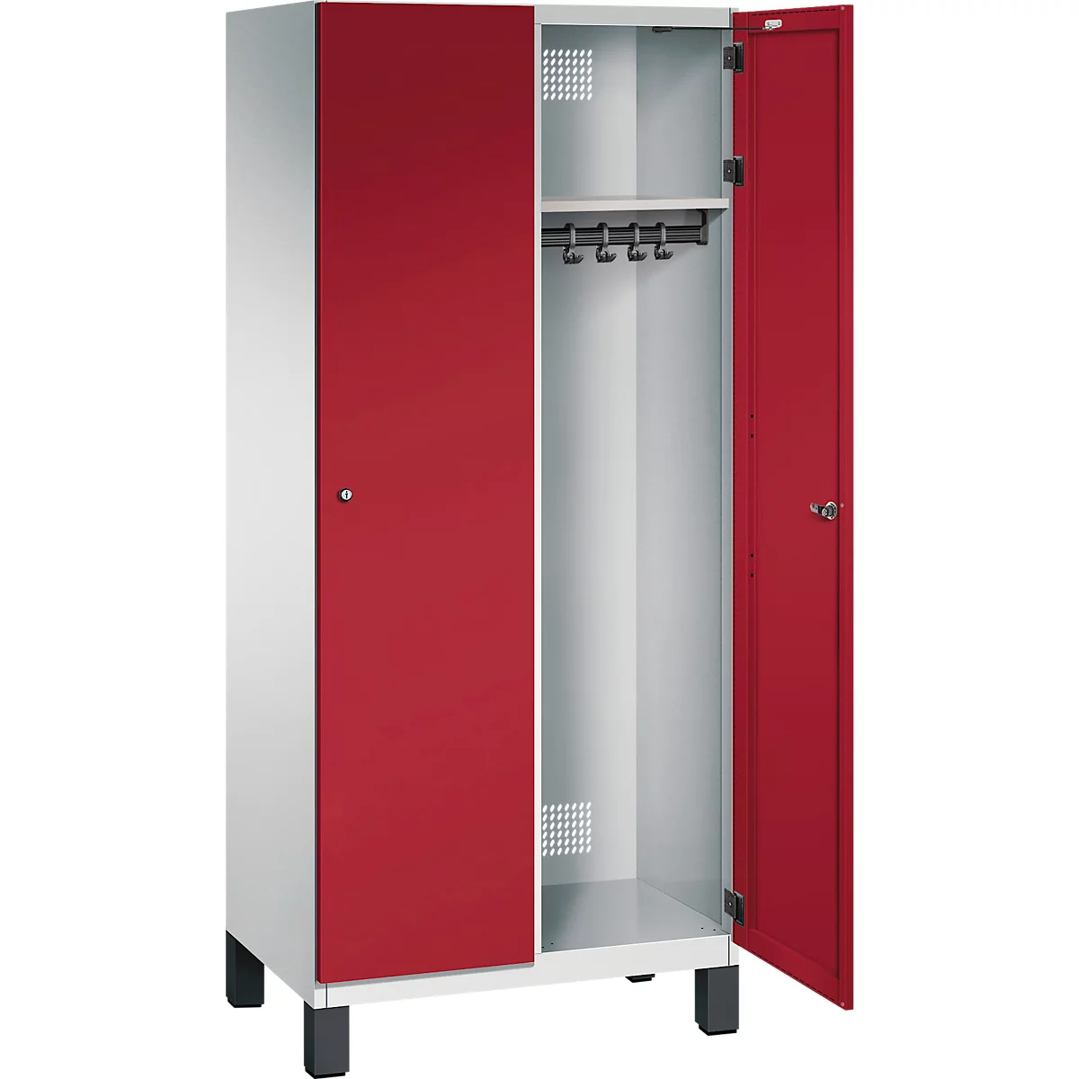 Ein Spind mit roten Türen, eine Tür geöffnet. Innen Regalboden und Kleiderstange.