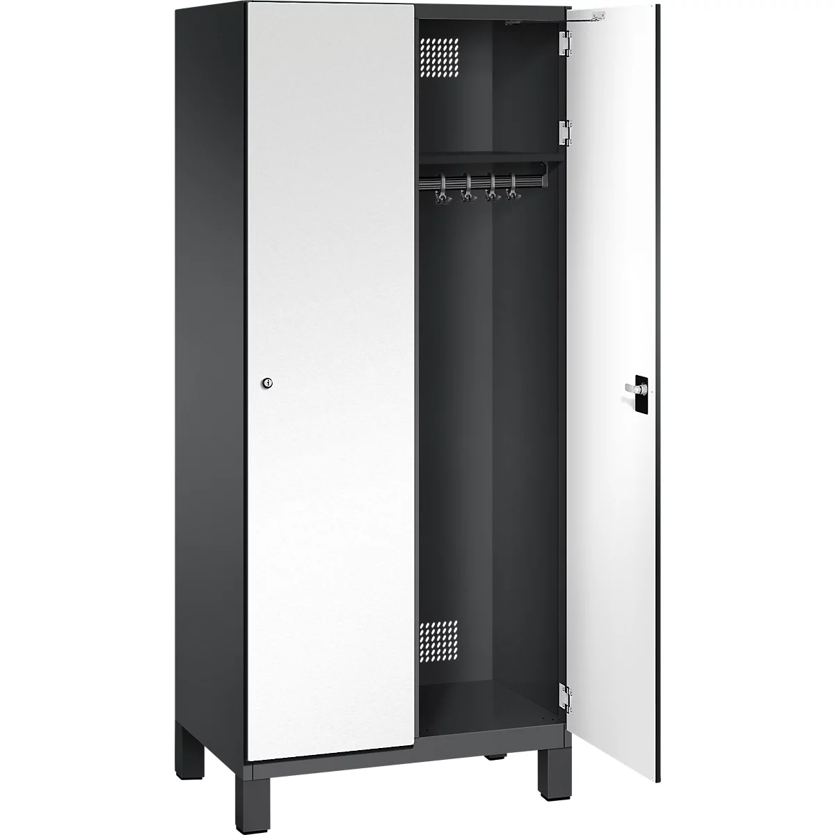 Kleiderschrank aus Metall, eine Tür geöffnet. Innen: Ablage, Kleiderstange mit Haken.