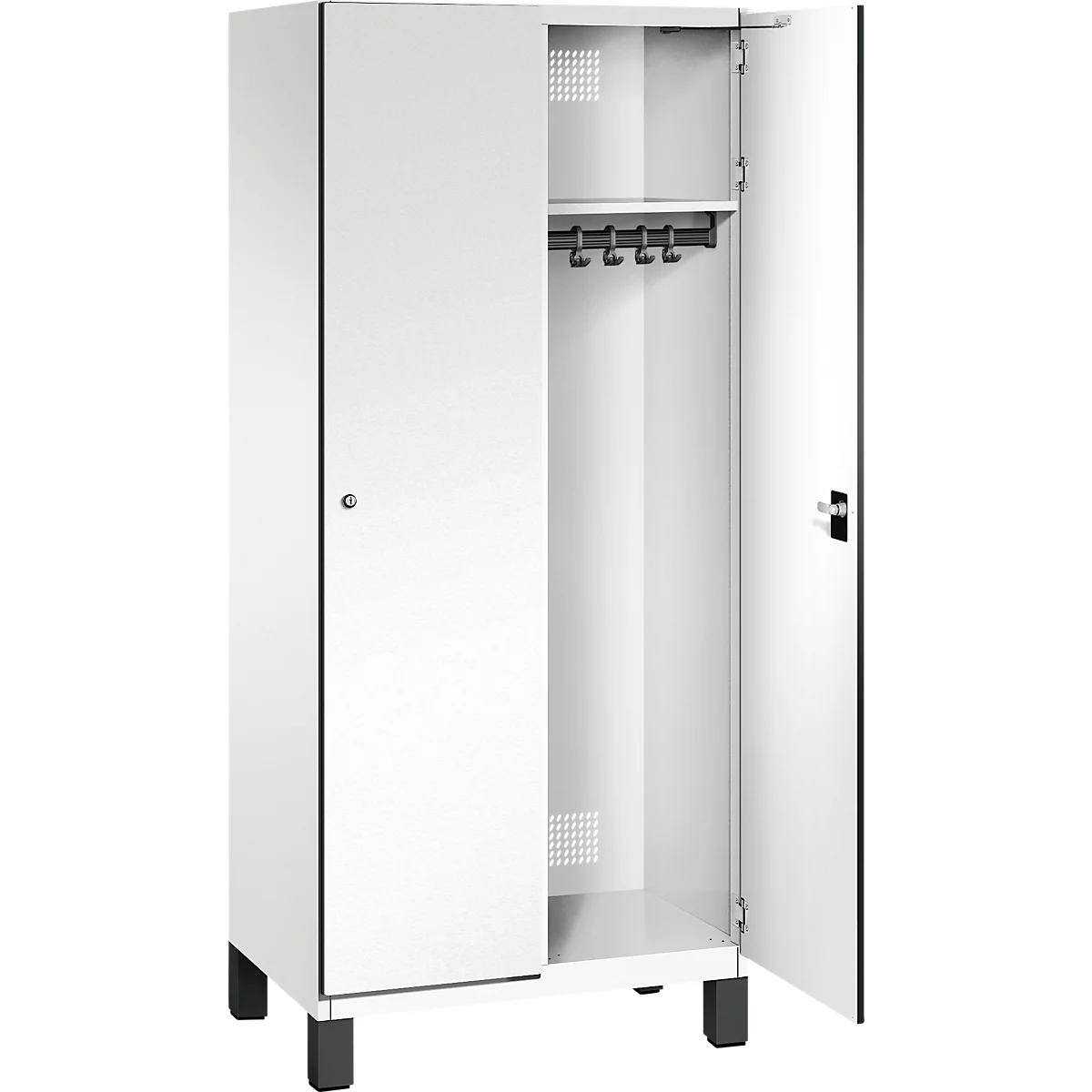 Weißer Spind mit offener Tür. Innen: Kleiderhaken, Ablage. Auf schwarzen Füßen stehend.