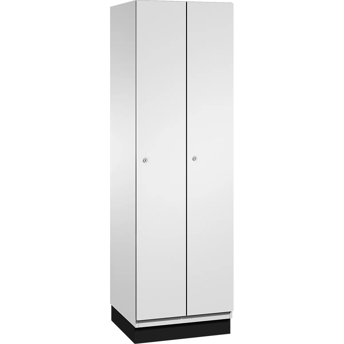 Weißer Schrank mit zwei Türen. Die Türen haben silberne Griffe und stehen auf einem schwarzen Sockel.