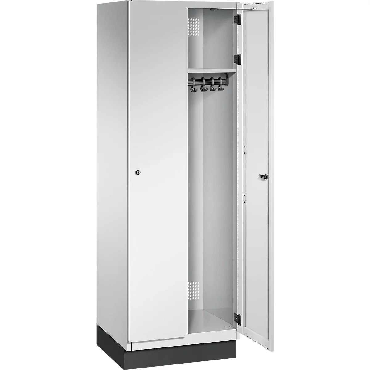 Weißer Stahlschrank mit geöffneter Tür. Innen Hakenleiste und Ablage, Sockel grau.