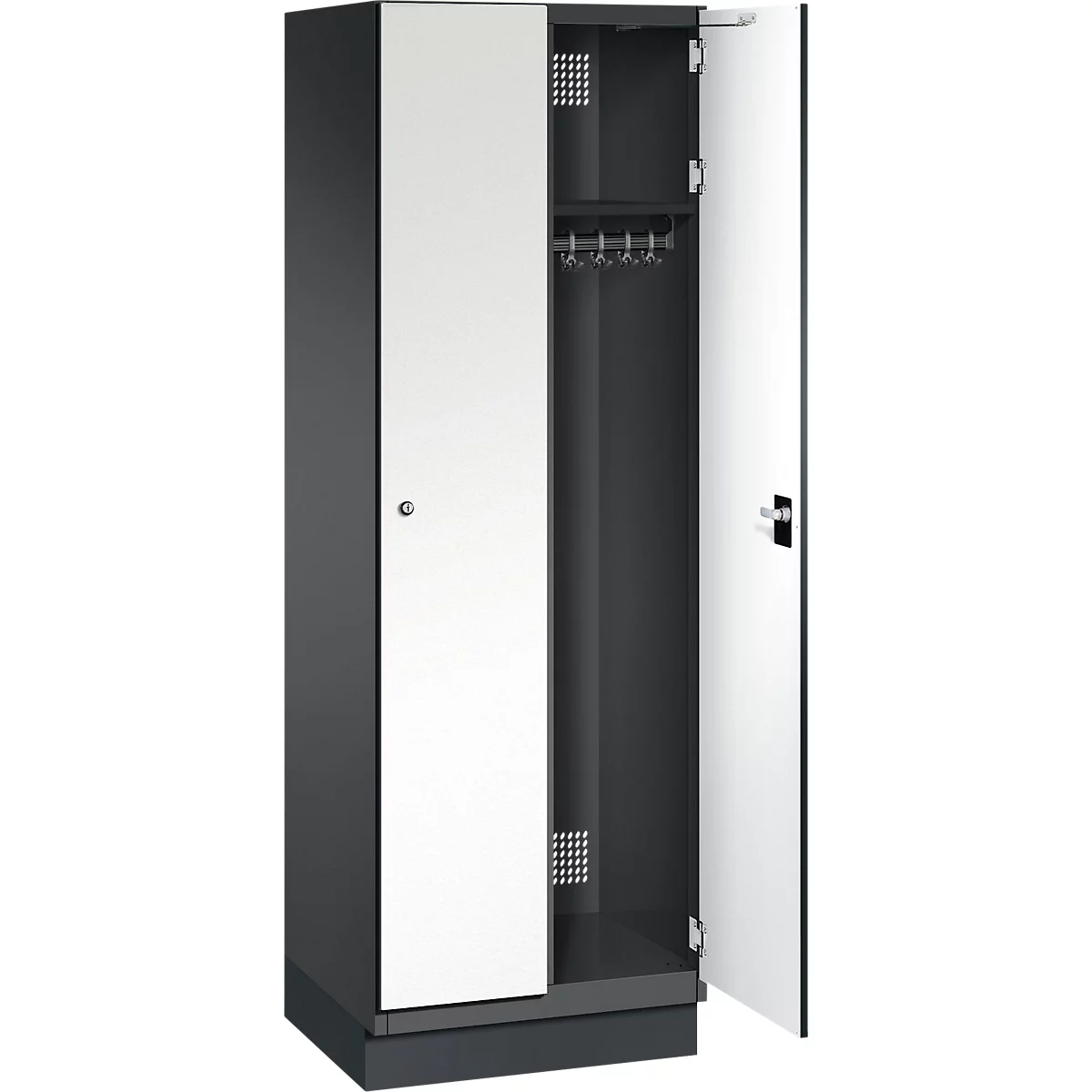 Grauer Spind, eine Tür geöffnet. Innen hellgrau, Kleiderstange, Lüftungsschlitze.