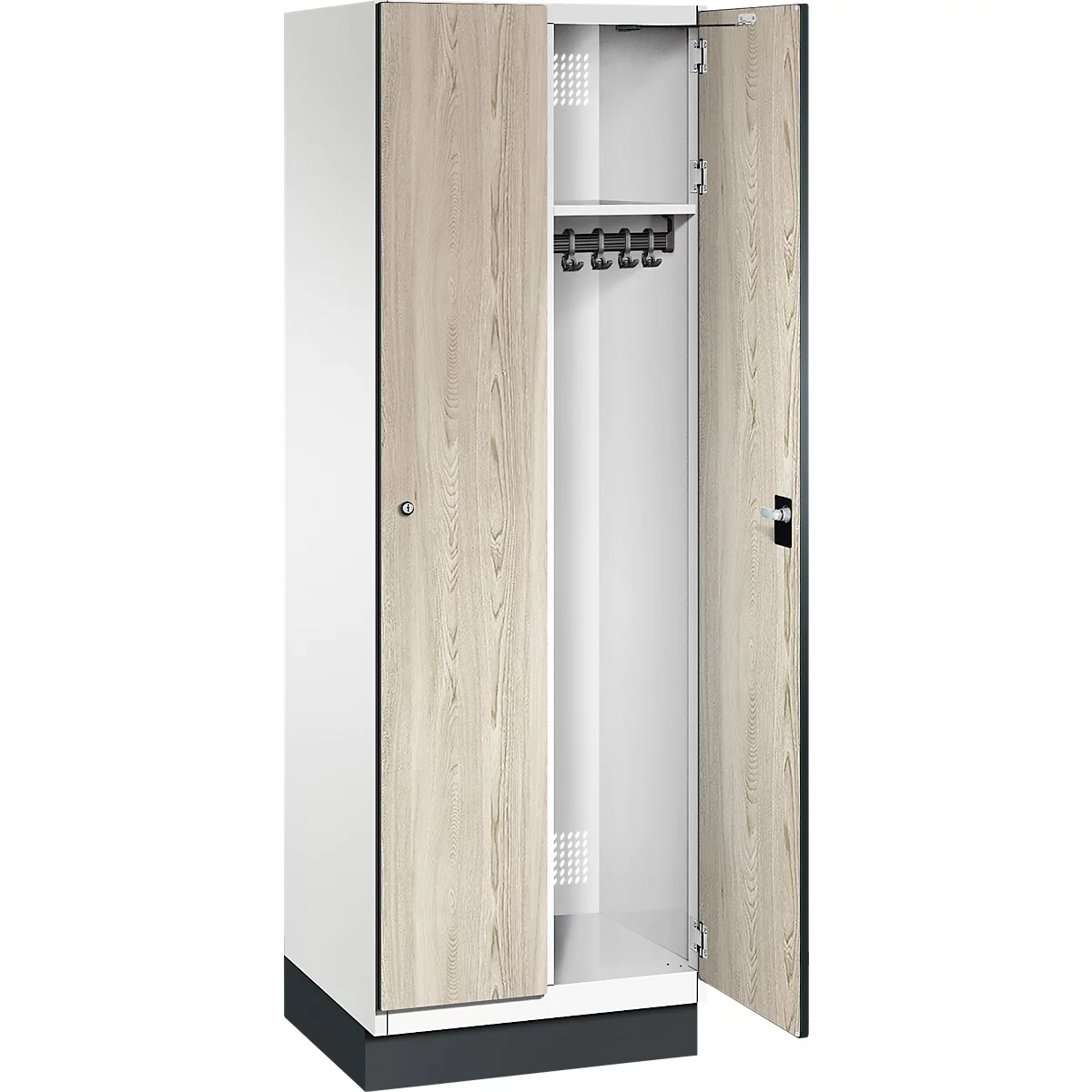 Weißer Schrank mit Holzoptik-Türen, eine Tür ist offen, innen sind Haken und Ablage.