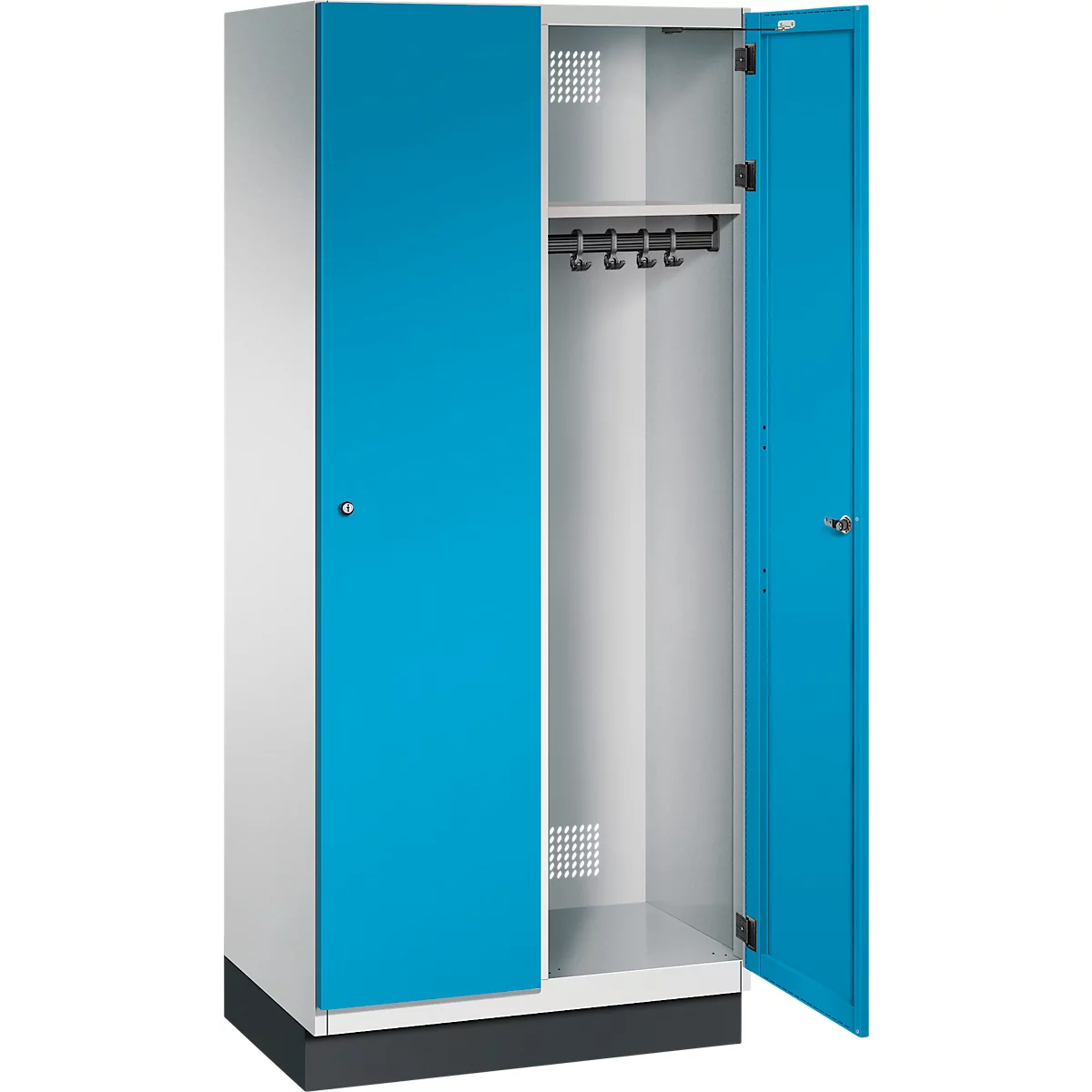 Ein offener blauer Spind, mit Kleiderstange und Ablagefach.