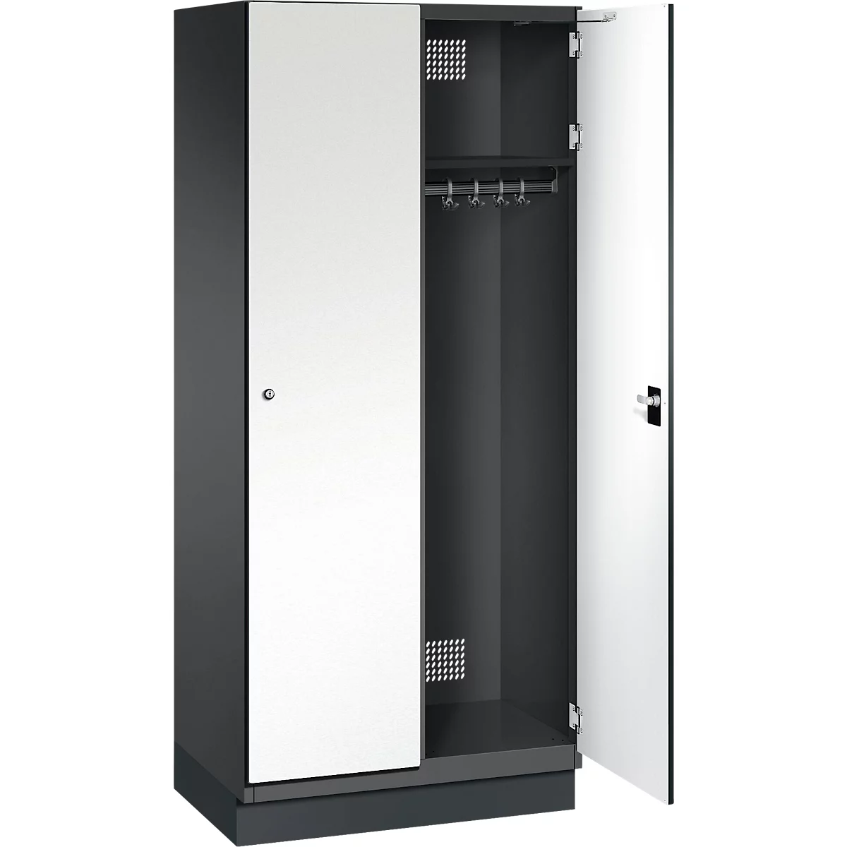 Offener Spind mit weißer Tür, grauer Rahmen. Innen: Kleiderstange, Lüftungsschlitze.