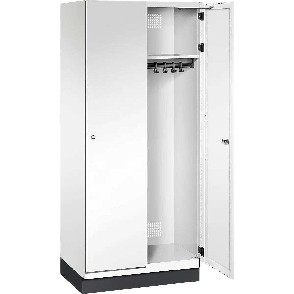 Weißer Spind mit offener Tür, Kleiderhaken und Belüftungslöchern.