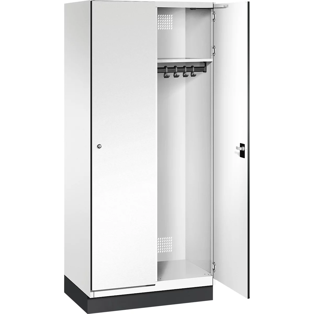Weißer Stahlschrank mit offener Tür. Innen Fachboden, Kleiderhaken. Schwarzer Sockel.