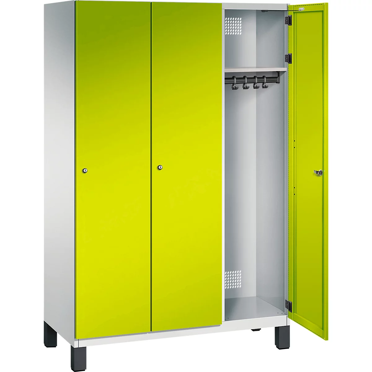 Spind mit hellgrünen Türen, eine Tür geöffnet, dahinter Kleiderstange mit Haken.