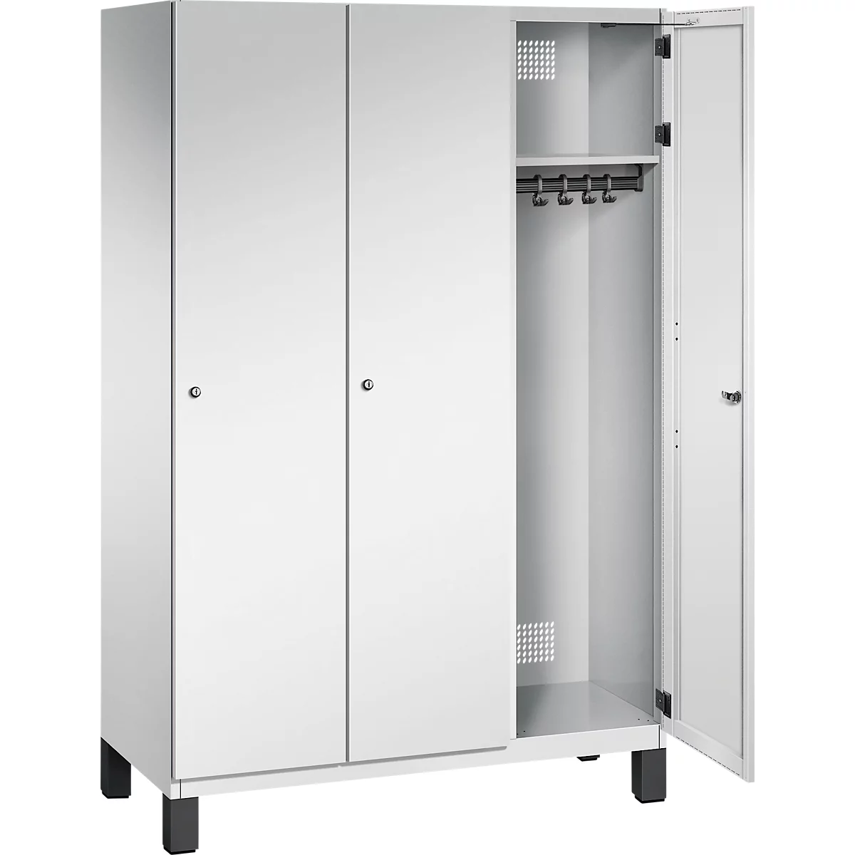 Weißer Spind, zwei Türen geschlossen, eine offen. Hängevorrichtung für Kleidung im geöffneten Bereich, schwarze Füße.
