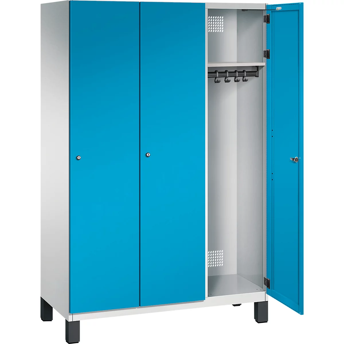 Ein blauer Spind, eine Tür ist geöffnet. Innen: Kleiderstange, Haken.