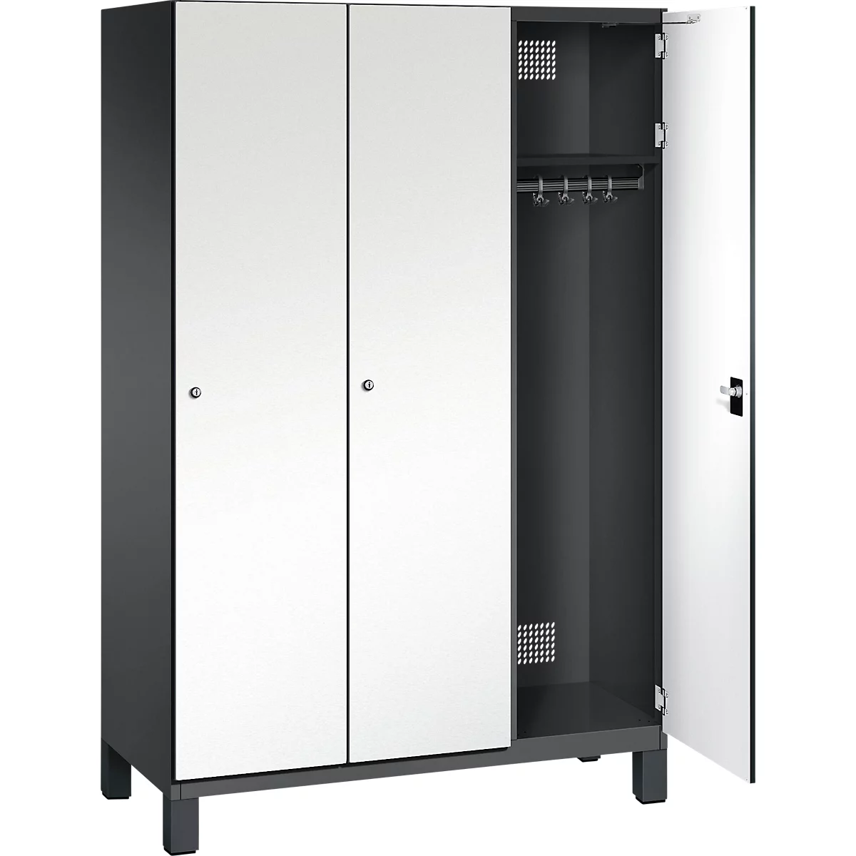 Schrank mit weißen Türen und offener Tür, in der Kleiderstange und Lüftungsschlitze zu sehen sind.