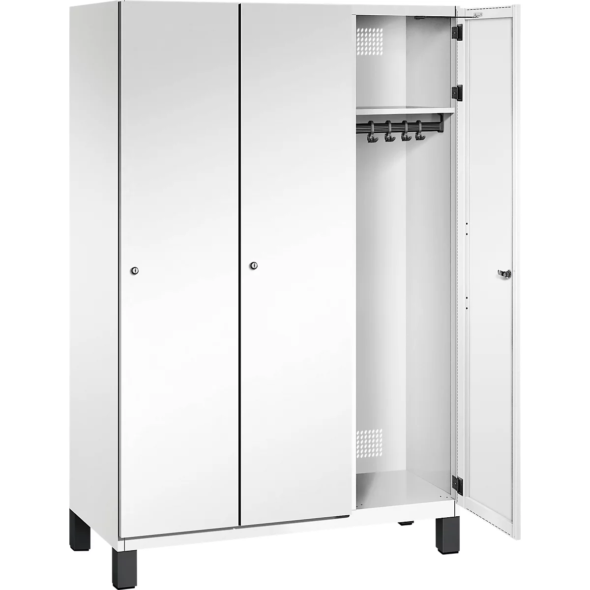 Weißer Schrank mit drei Türen. Eine Tür ist geöffnet. Im Inneren sind eine Kleiderstange und ein Regal zu sehen.