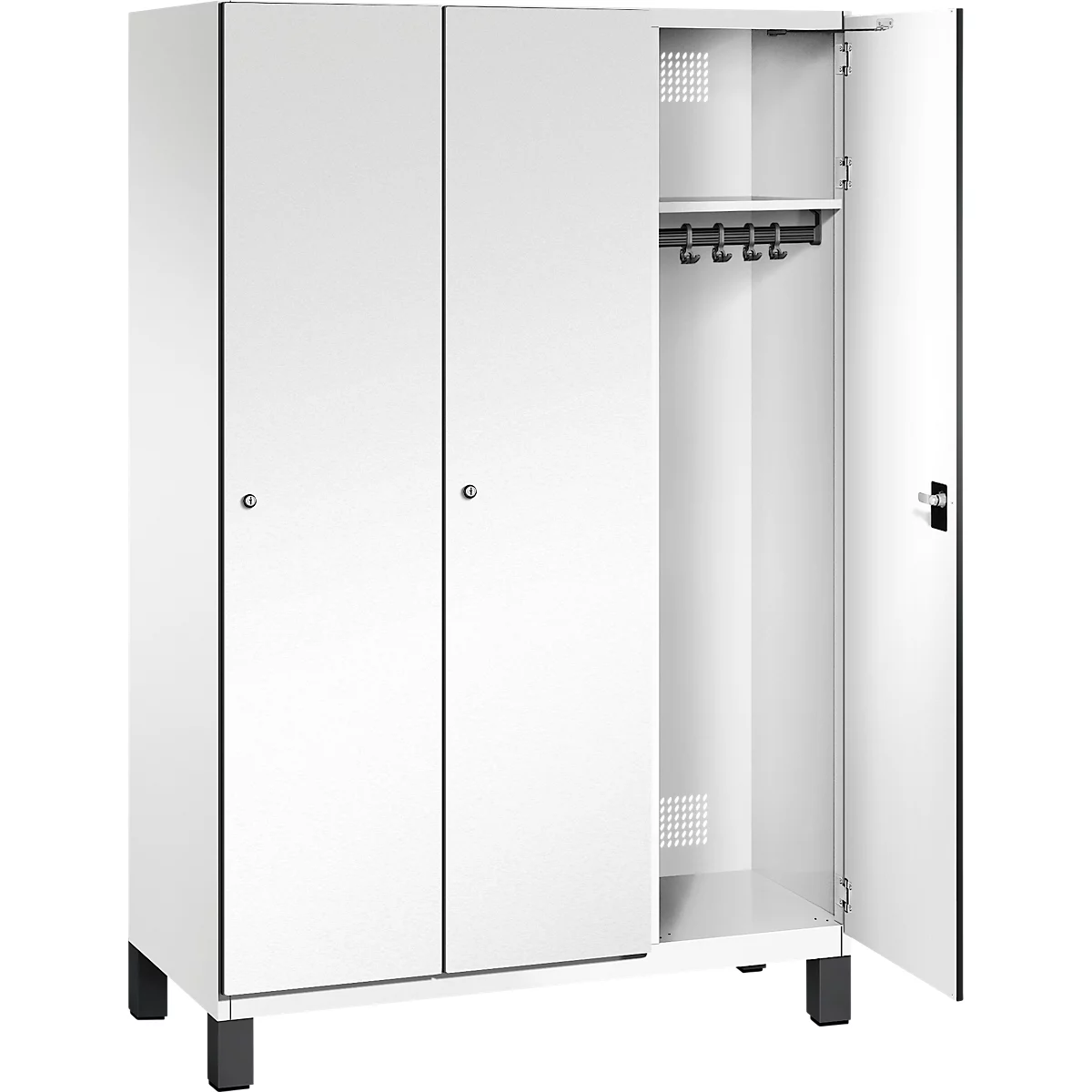 Weißer Schrank mit drei Türen, eine davon geöffnet. Im Inneren sind Kleiderhaken und ein Regal zu sehen.