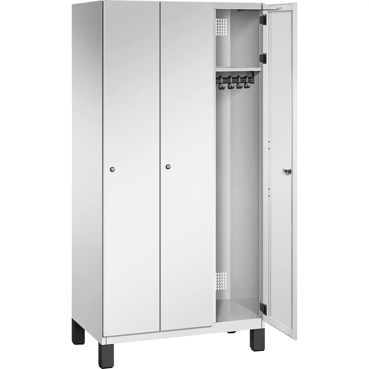 Weißer Spind, eine Tür geöffnet, Hakenleiste im Inneren.