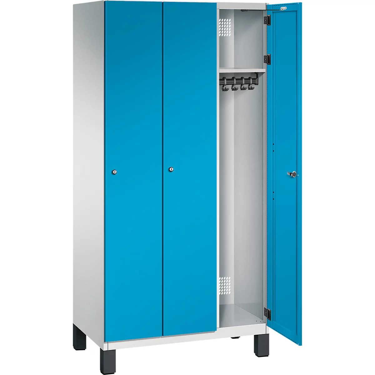 Offener Schrank mit blauen Türen, ein Tür ist offen, dahinter Stangen für Kleiderbügel.