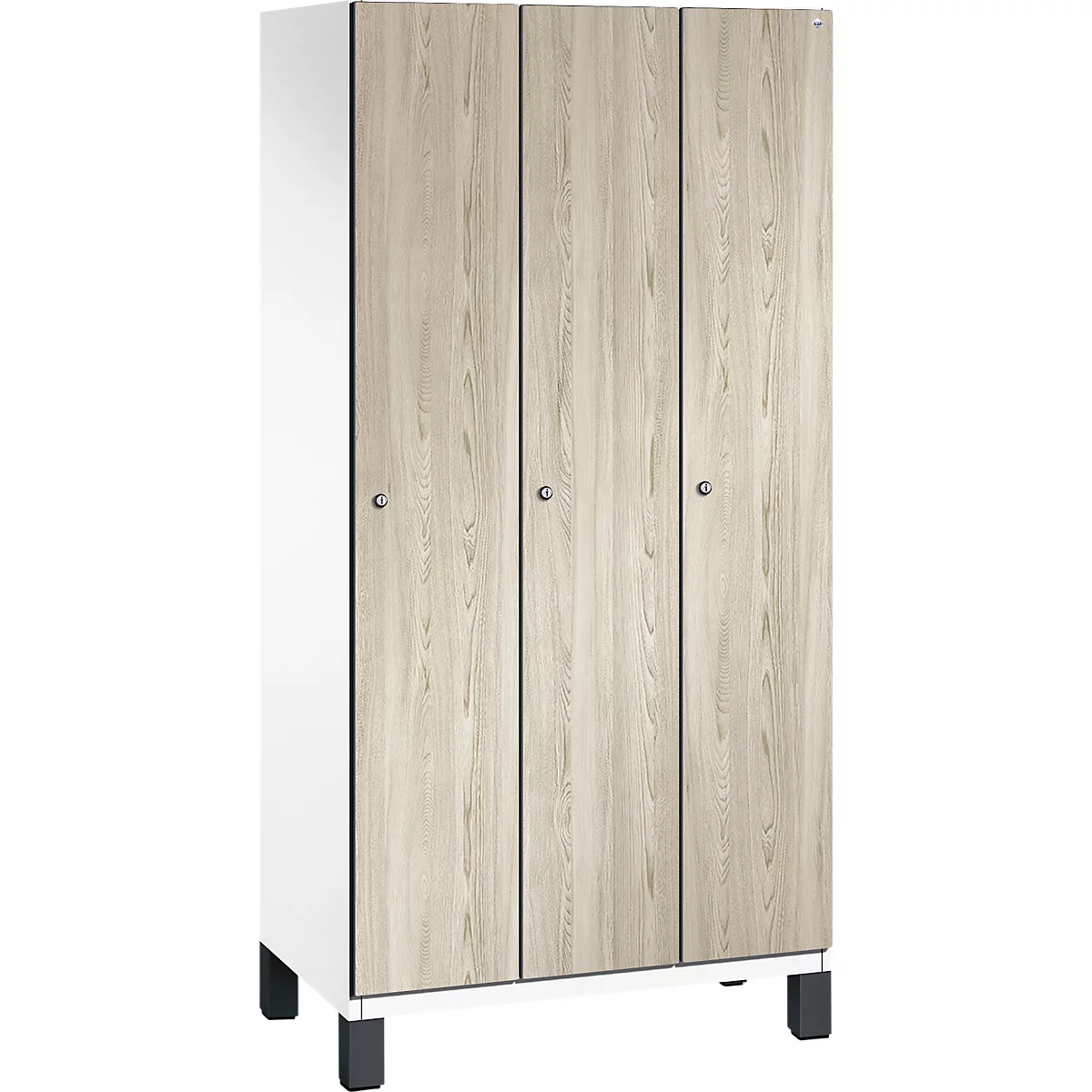 Dreitüriger Schrank mit Holzmaserung, silbernen Griffen und schwarzen Füßen. Weiße Seiten.