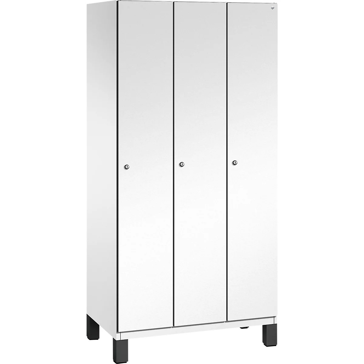 Weißer Kleiderschrank mit drei Türen, schmalen schwarzen Griffen und schwarzen Füßen.