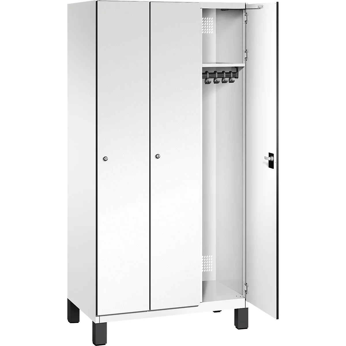 Weißer Schrank, eine Tür geöffnet. Im Inneren Kleiderhaken und ein Regal.