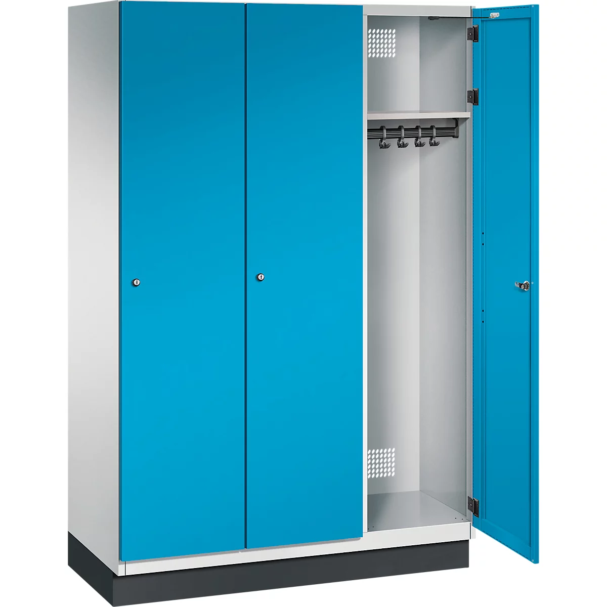 Schrank mit blauen Türen, eine Tür ist geöffnet. Im Inneren: Kleiderstange mit Haken.