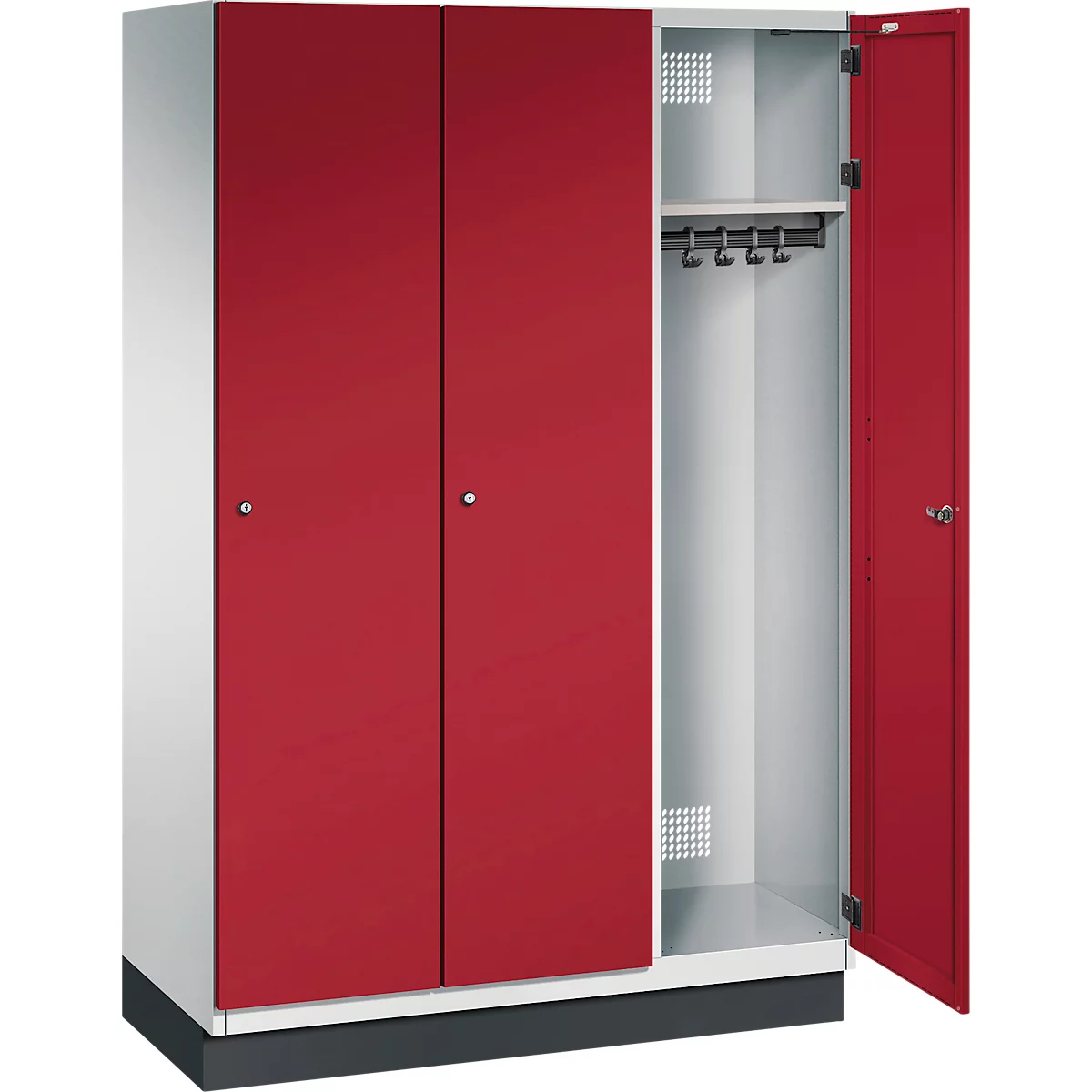 Ein dreitüriger Spind mit roter Tür und einer geöffneten Tür. In der offenen Tür ist eine Stange mit Kleiderbügeln zu sehen.