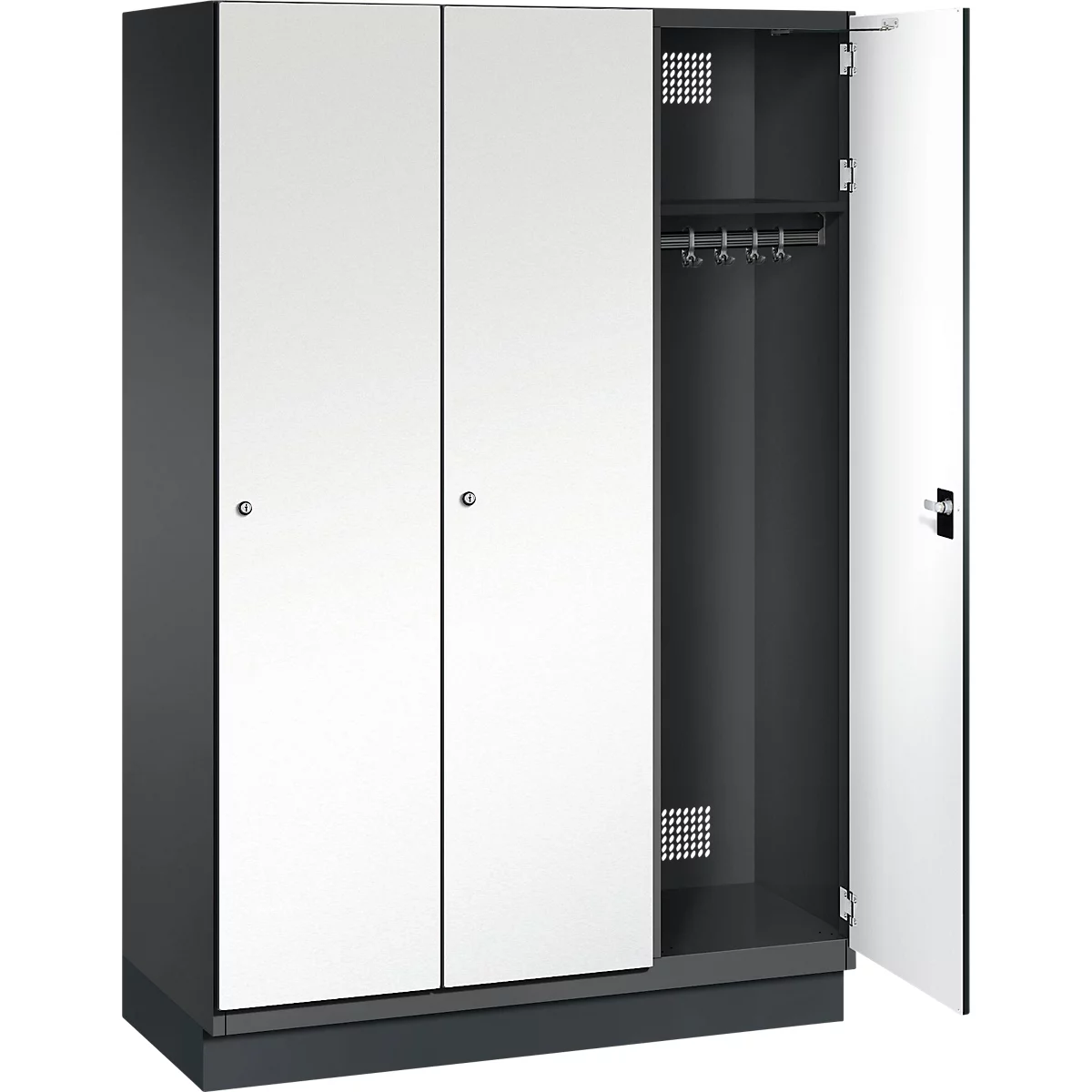 Dreiteiliger Schrank, zwei Türen geschlossen, eine offen. Weiße Türen, grauer Korpus, offene Tür zeigt Innenausstattung.