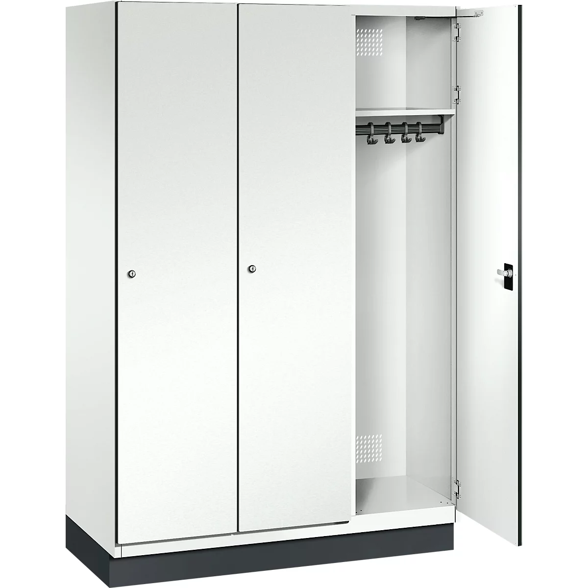 Weißer Stahlschrank, eine Tür offen, mit Kleiderstange. Schrank steht auf grauem Sockel.