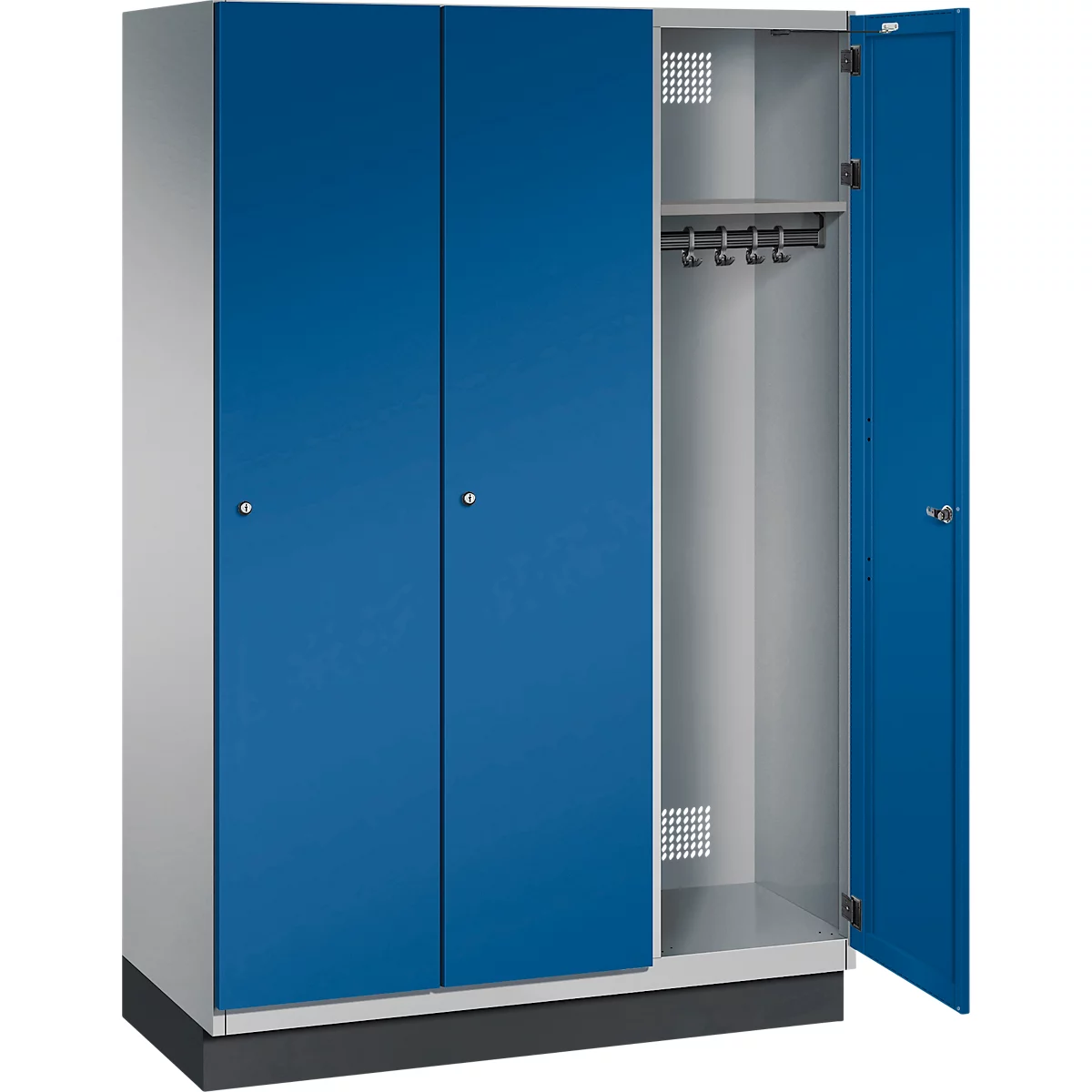 Schrank, mit blauen Türen, eine Tür offen, Kleiderstange innen.