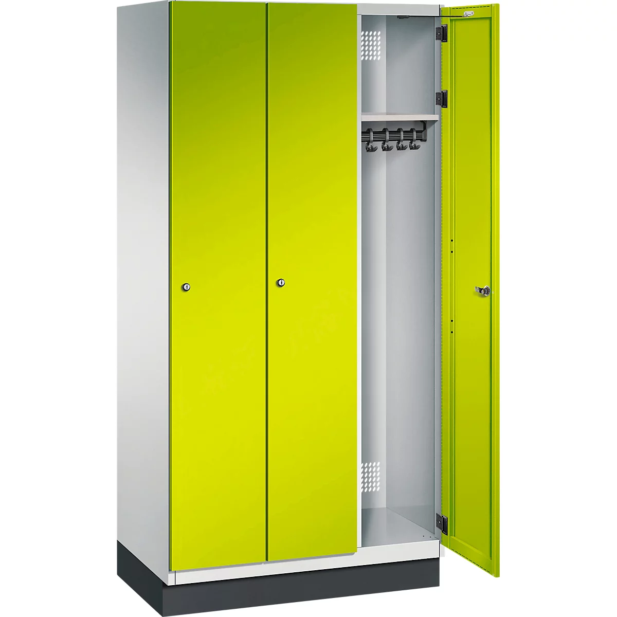 Ein Spind mit drei Türen. Zwei geschlossene, gelbgrüne Türen stehen links, die rechte Tür ist geöffnet.