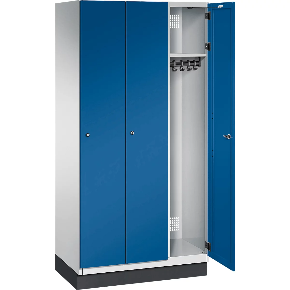 Ein weiß-blaues Schließfach mit geöffneter Tür. Helle Innenseite mit Haken. Die linke Tür ist geschlossen.