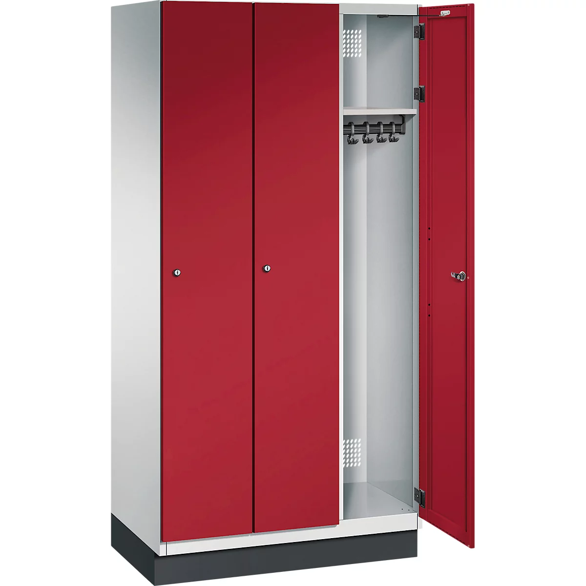 Weiß-roter Spind, eine Tür offen. Im Inneren: Haken, ein Regal.