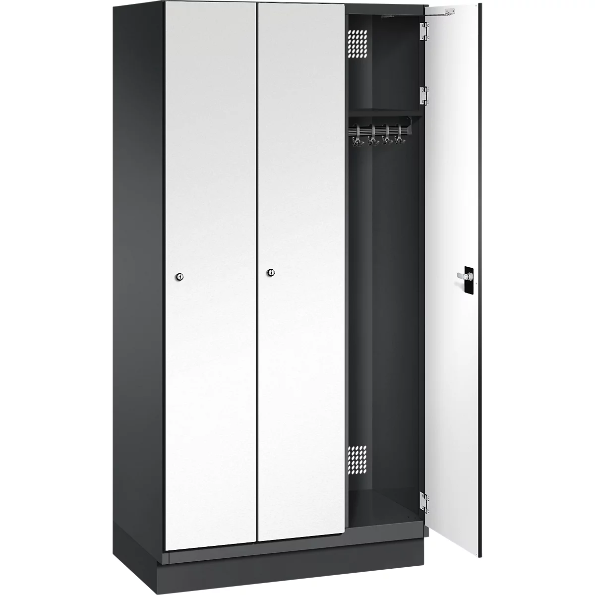 Dreitüriger Schrank, eine Tür geöffnet, mit Kleiderstange und Ablage. Türen weiß, Rahmen grau.
