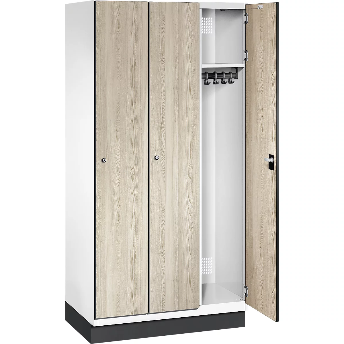 Schrank mit zwei Holztüren, eine Tür geöffnet. Innenliegend Ablage mit Hakenleiste.