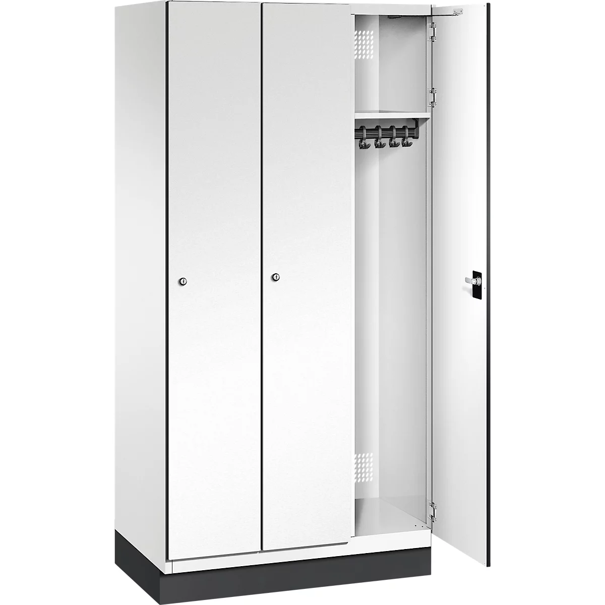 Weißer Metallspind mit zwei geschlossenen Türen und einer geöffneten Tür, in der Haken und ein Regal zu sehen sind.